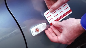 EXTREM DE UŞOR! Cum schimbi lampa unui semnalizator cu ajutorul unui simplu calendar