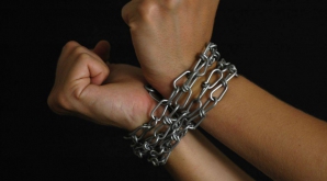 CAZ CUTREMURĂTOR la Bălţi! Un bărbat şi-a ținut soția în lanțuri și a bătut-o cu toporul şi un ciocan