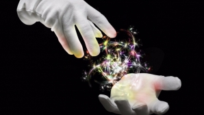 TRUCURILE MAGICIENILOR DEZVĂLUITE! Cum poți să ieși printr-un zid de apă sau să levitezi (FOTO)