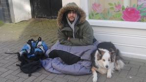 INCREDIBIL! Un bărbat își duce traiul cerșind, dar conduce UN SUPER BOLID DE LUX (VIDEO)