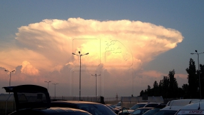 O minge de FOC uriaşă a STRĂPUNS cerul şi A TERIFIAT LOCUITORII. Polţia a primit 999 de apeluri