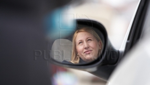 PRĂPĂD în curtea unui bloc! CUM a reușit o șoferiță să avarieze 17 mașini în câteva minute