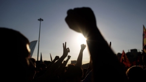 SCANDAL DE CORUPŢIE! Mii de persoane au protestat implicând doi înalți oficiali (VIDEO)