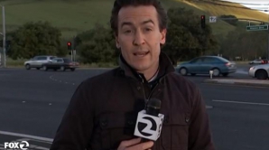 VIRAL. Un reporter era să fie strivit de o maşină în timp ce relata de la faţa locului (VIDEO)