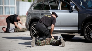 SCANDAL la Inspectoratul de Poliţie Râşcani! Doi tineri s-au dat în spectacol după ce au fost reţinuţi (VIDEO)