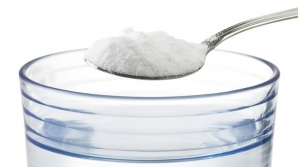 NU ÎNCERCAŢI ASTA ACASĂ! Ce se întâmplă dacă adaugi sare topită în apă? REACŢIE NEAŞTEPTATĂ (VIDEO)