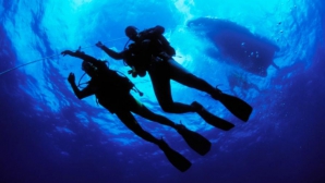 Doi exploratori ruși au stabilit un nou record! Au înotat sub gheață la o adâncime de 102 metri