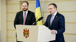 "Să ne fie într-un ceas bun!" Candu l-a prezentat jurnaliştilor pe candidatul la funcţia de şef BNM