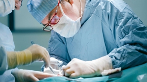 EȘEC ÎN MEDICINĂ! Prima femeie căreia i s-a efectuat un transplant de uter a avut complicații 