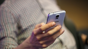 Moldovenii, tot mai vorbăreți. Câte MILIARDE de minute au petrecut cu telefonul la ureche în 2015