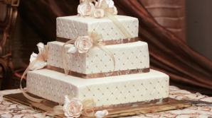 Au aşezat tortul de nuntă pe masă şi au stins lumina. Ce urmează e fabulos (VIDEO)