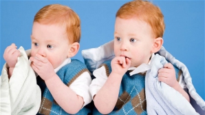 NO COMMENT: Gemenii care au aceeaşi mamă, dar taţi diferiţi (VIDEO)