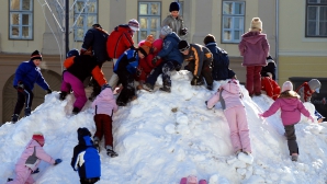 Moarte banală! O fetiță a decedat după ce a fost lovită cu un bulgăre de zăpadă