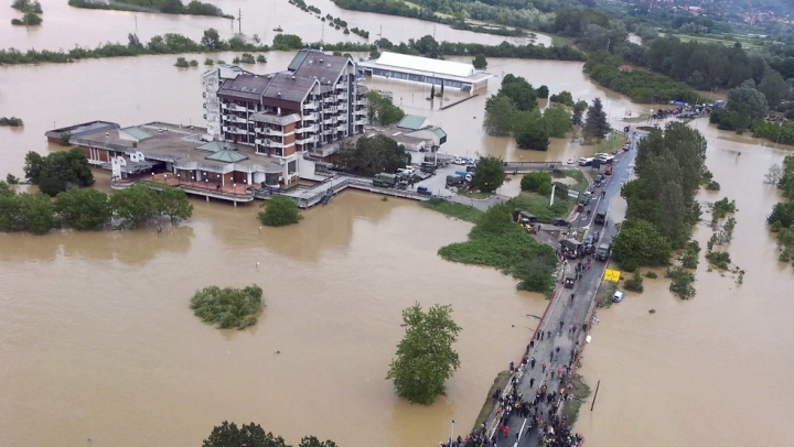 STARE DE URGENȚĂ în Serbia! Ploile puternice au distrus sute de case