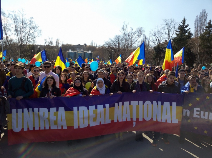 "UNIREA - ideal național" Mii de unioniști participă la un marș de amploare în Capitală (FOTO/VIDEO)