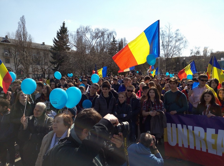 "UNIREA - ideal național" Mii de unioniști participă la un marș de amploare în Capitală (FOTO/VIDEO)