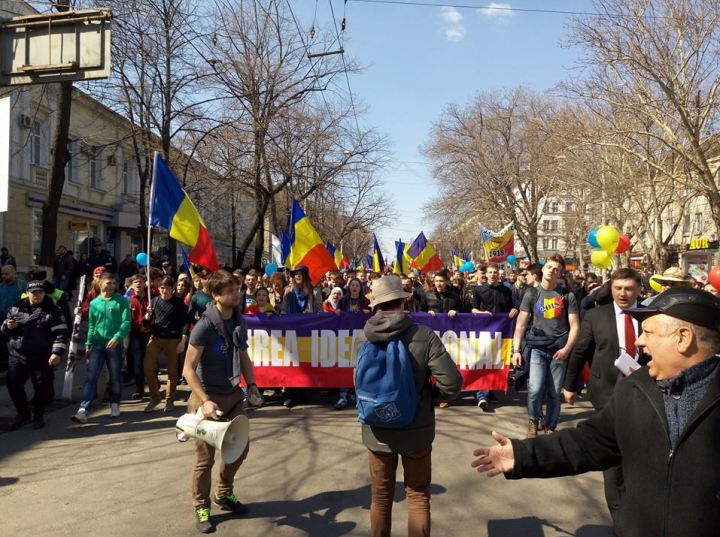 "UNIREA - ideal național" Mii de unioniști participă la un marș de amploare în Capitală (FOTO/VIDEO)