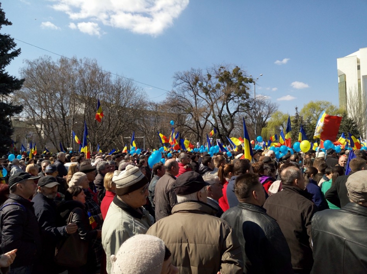 Miting unionist de AMPLOARE! Oamenii marchează 98 de ani de la Unirea Basarabiei cu România (FOTO)