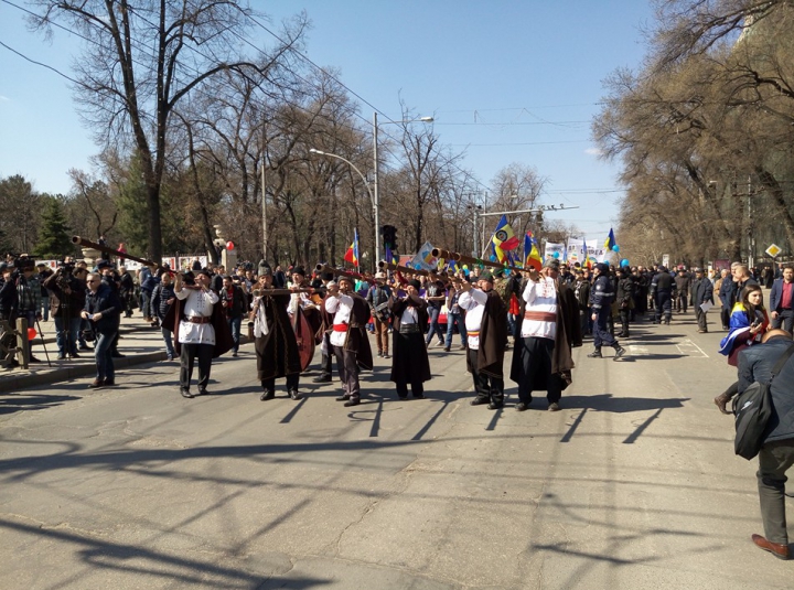 "UNIREA - ideal național" Mii de unioniști participă la un marș de amploare în Capitală (FOTO/VIDEO)