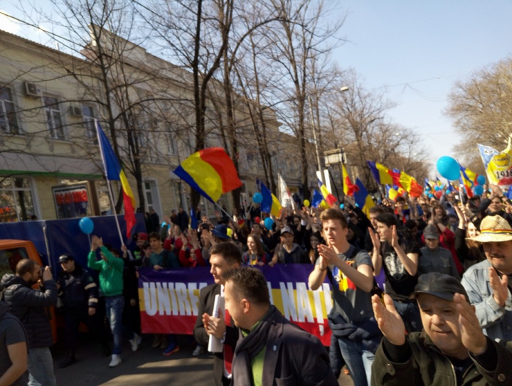 "UNIREA - ideal național" Mii de unioniști participă la un marș de amploare în Capitală (FOTO/VIDEO)