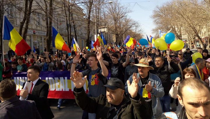 "UNIREA - ideal național" Mii de unioniști participă la un marș de amploare în Capitală (FOTO/VIDEO)