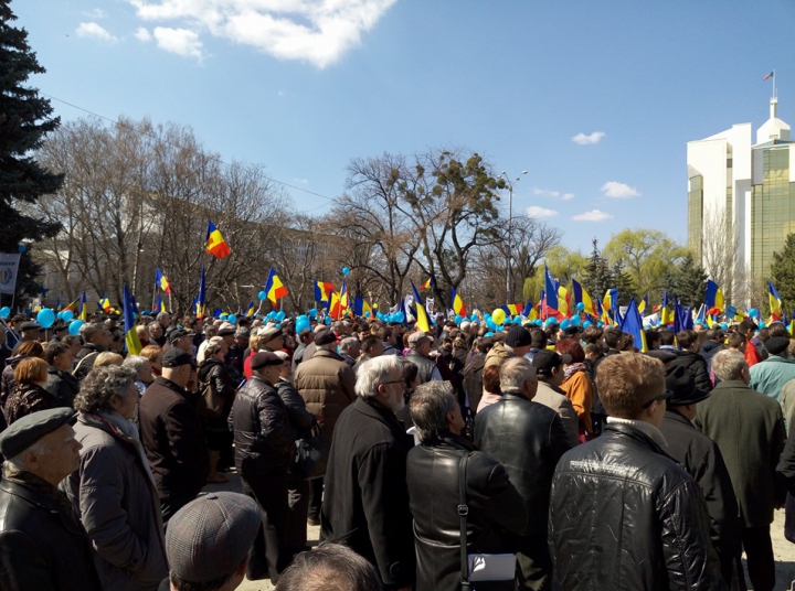 Miting unionist de AMPLOARE! Oamenii marchează 98 de ani de la Unirea Basarabiei cu România (FOTO)