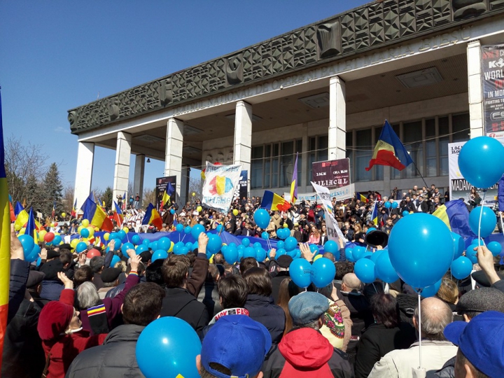 Miting unionist de AMPLOARE! Oamenii marchează 98 de ani de la Unirea Basarabiei cu România (FOTO)