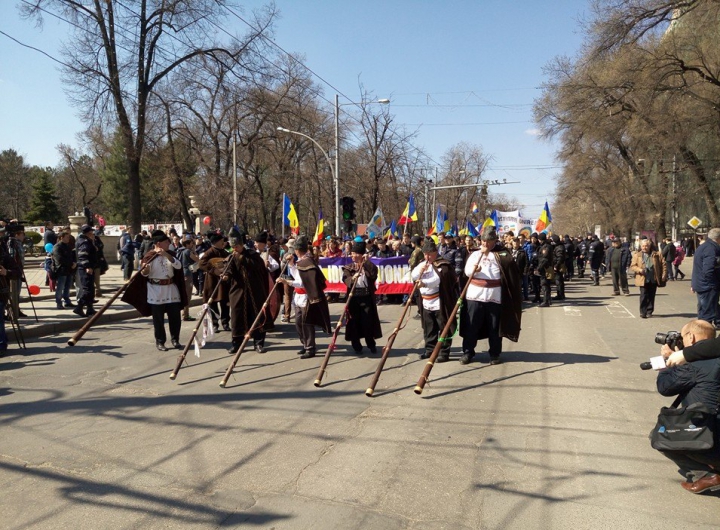 "UNIREA - ideal național" Mii de unioniști participă la un marș de amploare în Capitală (FOTO/VIDEO)