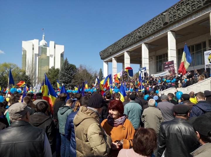 Miting unionist de AMPLOARE! Oamenii marchează 98 de ani de la Unirea Basarabiei cu România (FOTO)