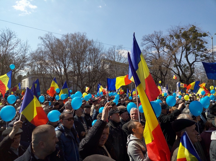 Miting unionist de AMPLOARE! Oamenii marchează 98 de ani de la Unirea Basarabiei cu România (FOTO)