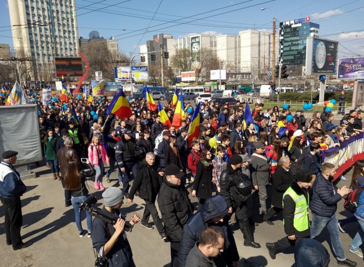 "UNIREA - ideal național" Mii de unioniști participă la un marș de amploare în Capitală (FOTO/VIDEO)