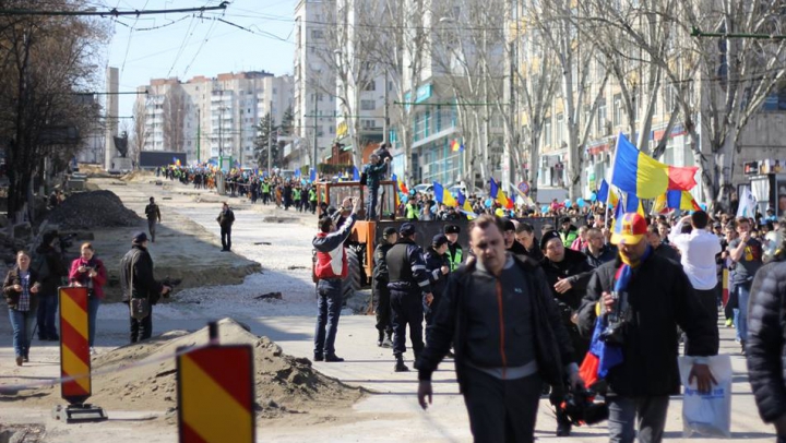 Manifestaţii cu incidente. Unioniştii spun CINE a lansat alertele cu bombă