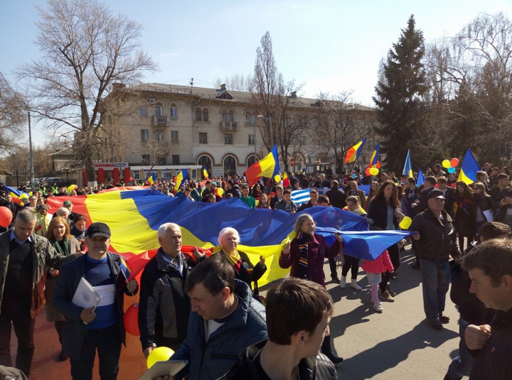 "UNIREA - ideal național" Mii de unioniști participă la un marș de amploare în Capitală (FOTO/VIDEO)