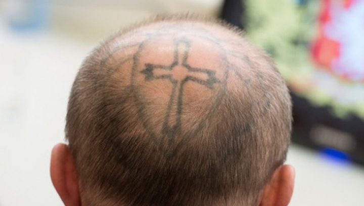 Condamnat de două ori și cu tatuaje pe cap. Un fost deținut, ales deputat în Rusia (FOTO)