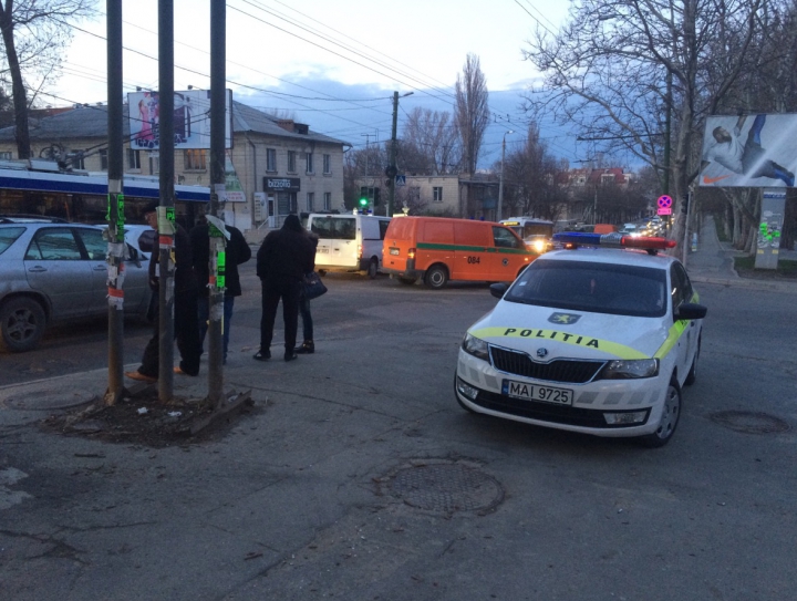 ACCIDENT grav în Capitală. Un troleibuz s-a lovit cu o mașină a încasatorilor (FOTO)