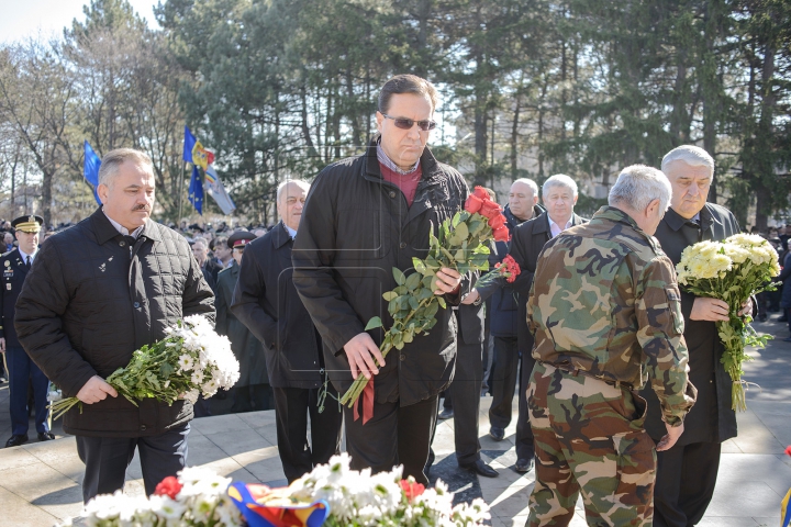 Memorie veșnică eroilor! Au fost depuse flori în cinstea celor căzuți în Războiul de la Nistru