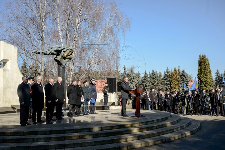 Memorie veșnică eroilor! Au fost depuse flori în cinstea celor căzuți în Războiul de la Nistru