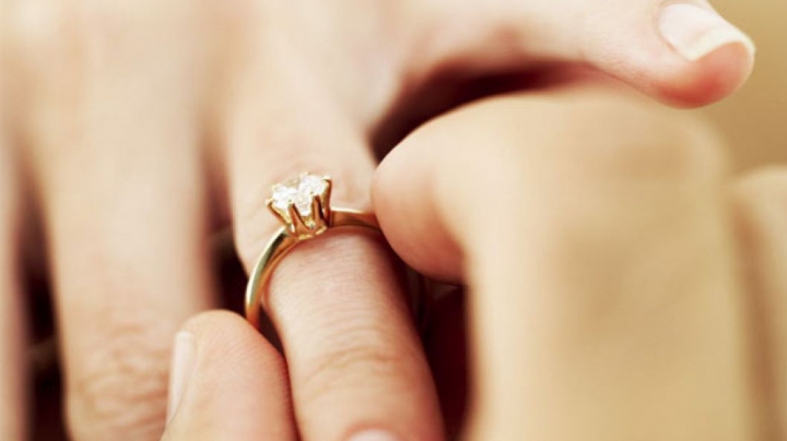 Rușii ȘOCHEAZĂ! Cea mai NEOBIȘNUITĂ CERERE în căsătorie (VIDEO)