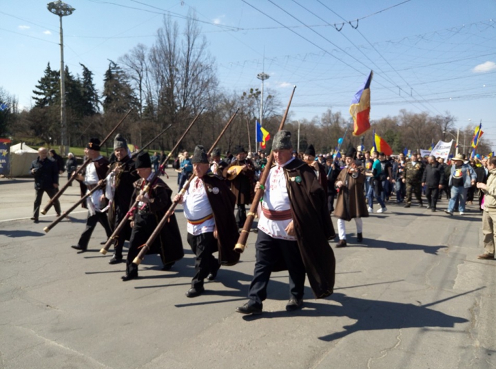 "UNIREA - ideal național" Mii de unioniști participă la un marș de amploare în Capitală (FOTO/VIDEO)