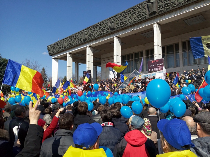 Miting unionist de AMPLOARE! Oamenii marchează 98 de ani de la Unirea Basarabiei cu România (FOTO)