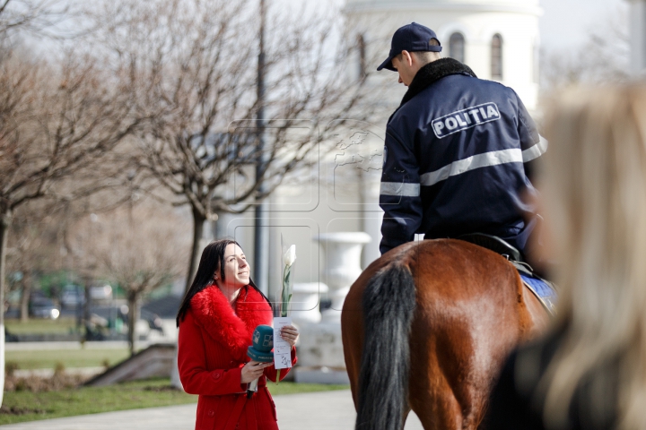 Călare pe cai, cu flori și felicitări, polițiștii au adus zâmbete femeilor din Chișinău (FOTOREPORT)