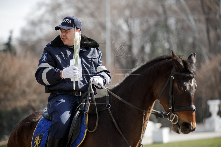 Călare pe cai, cu flori și felicitări, polițiștii au adus zâmbete femeilor din Chișinău (FOTOREPORT)