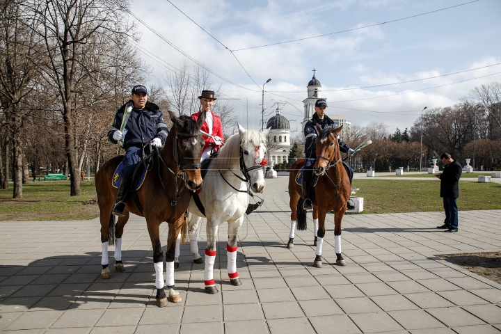 Călare pe cai, cu flori și felicitări, polițiștii au adus zâmbete femeilor din Chișinău (FOTOREPORT)