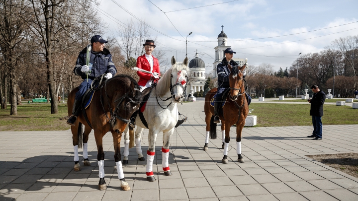 Călare pe cai, cu flori și felicitări, polițiștii au adus zâmbete femeilor din Chișinău (FOTOREPORT)