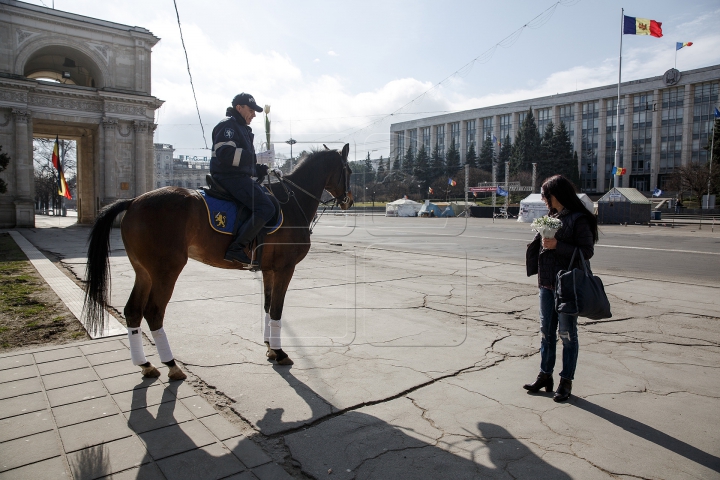 Călare pe cai, cu flori și felicitări, polițiștii au adus zâmbete femeilor din Chișinău (FOTOREPORT)