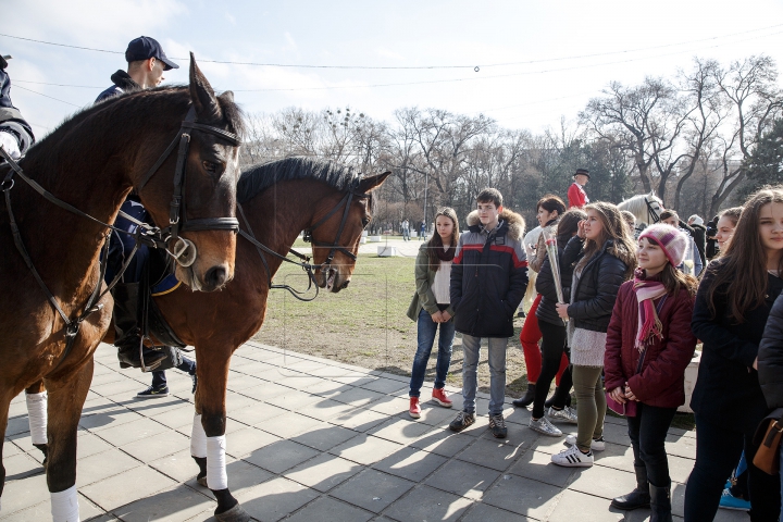 Călare pe cai, cu flori și felicitări, polițiștii au adus zâmbete femeilor din Chișinău (FOTOREPORT)