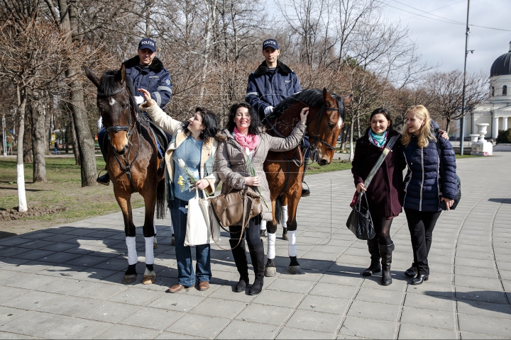 Călare pe cai, cu flori și felicitări, polițiștii au adus zâmbete femeilor din Chișinău (FOTOREPORT)