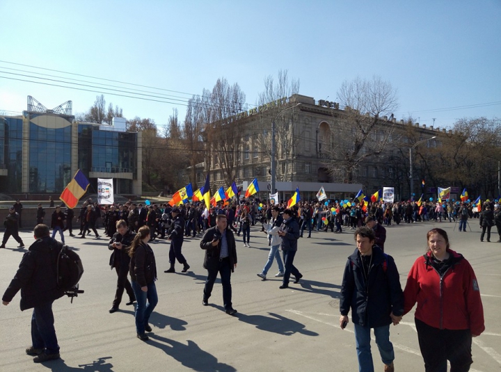 "UNIREA - ideal național" Mii de unioniști participă la un marș de amploare în Capitală (FOTO/VIDEO)