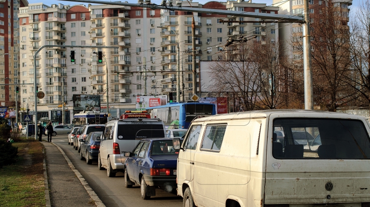 Traficul rutier poate fi nu doar obositor, dar şi ameţitor! Show într-o intersecţie din Rusia (VIDEO)