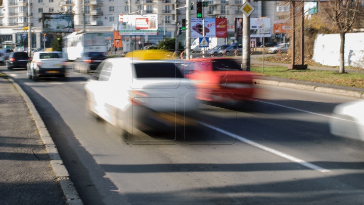 METODĂ GENIALĂ! Un şofer arată cum poţi să le mulţumeşti diferit colegilor din trafic